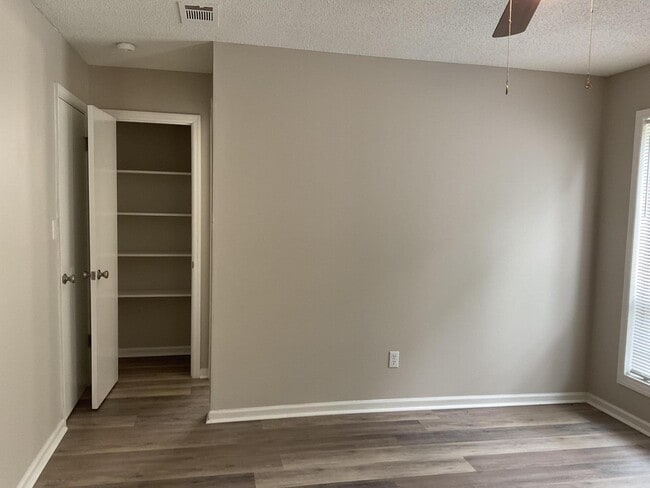 Building Photo - 1546 Hamilton Dr