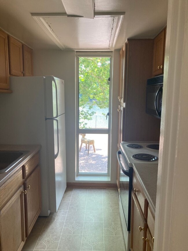 Building Photo - Impeccable 2 Bed 2 Bath Condo With Breatht...
