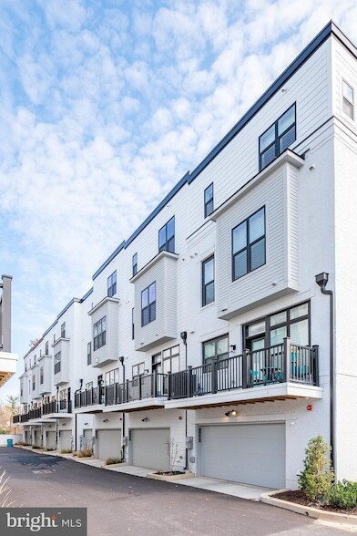 Building Photo - 11382 Emerald Park Rd