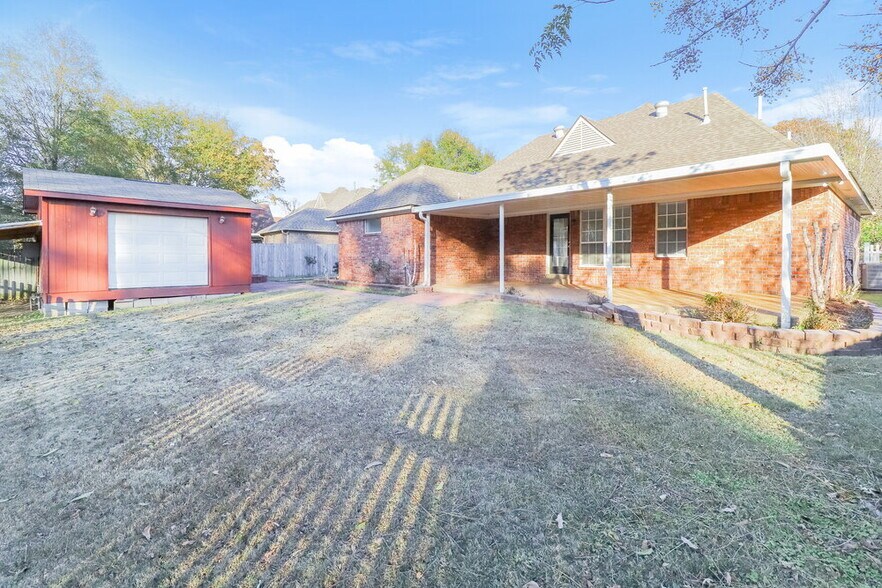 Building Photo - 215 Lakewood Dr