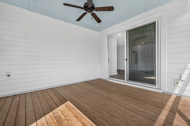 Building Photo - Modern Comfort in the Heart of Johns Island