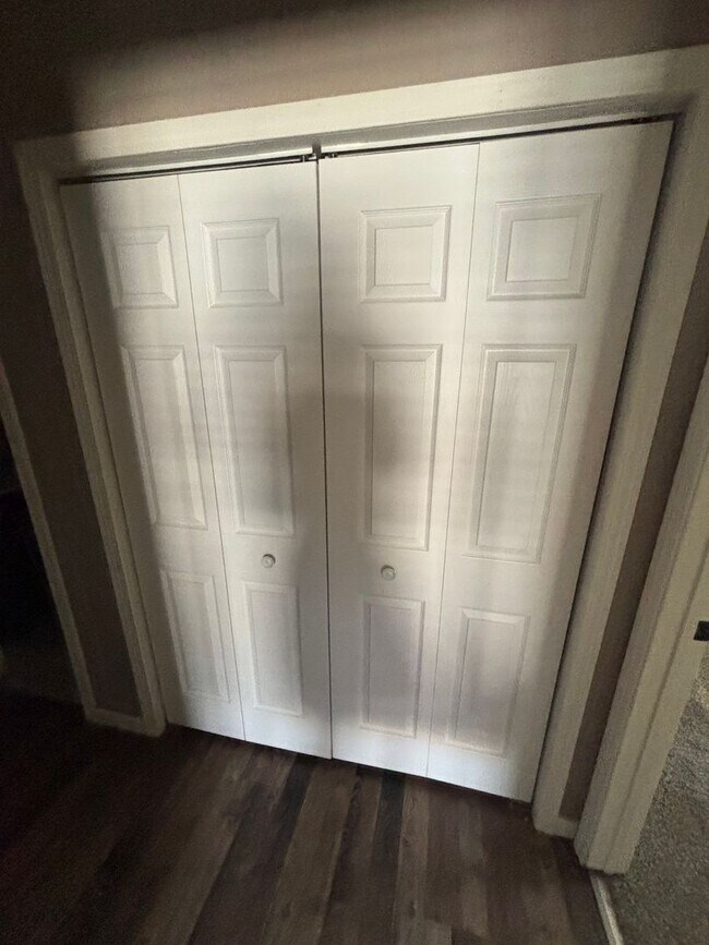Building Photo - 831 W Edgewood St