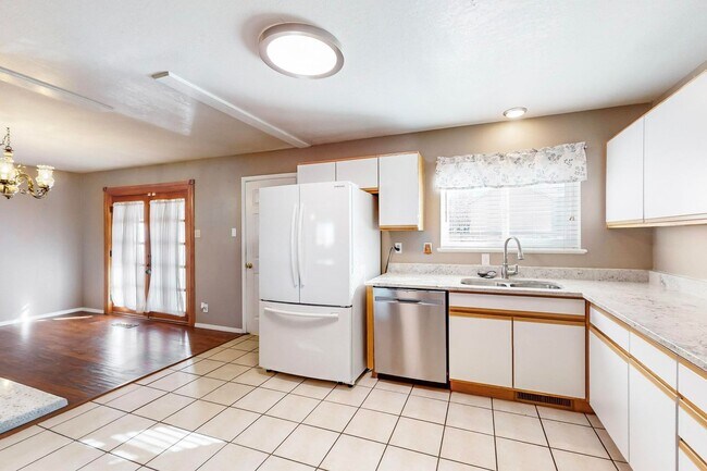 Building Photo - LOMAS/JUAN TABO 3 Bedroom 2 Bath 1/CG