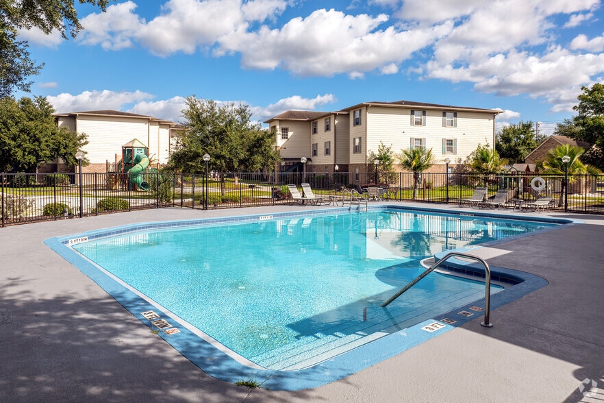 Swimming Pool - Valencia Trace Apartments