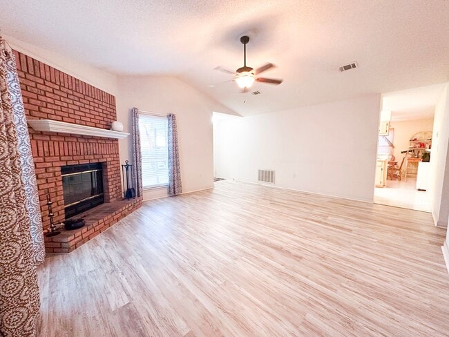 Building Photo - No HOA 3 bedroom home with whole house generator!