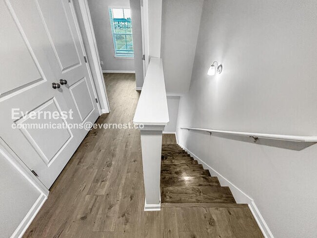 Building Photo - Limited Time Special Offer / 2 Bed/ 2.5 Bath Townhome with Off-Street Parking / Pet-Friendly / Co...