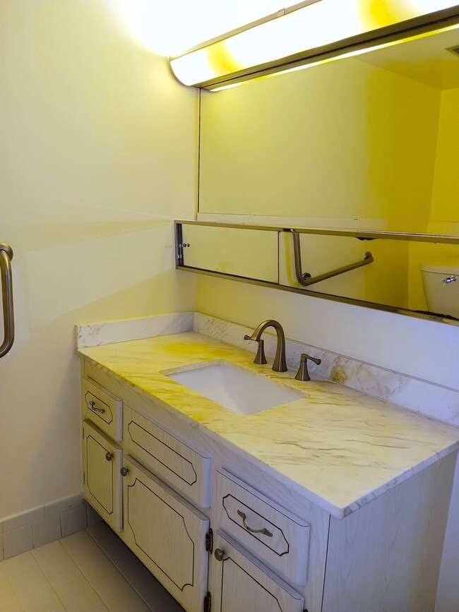 Building Photo - Sunny suite is SWEET in north St Pete - 2/...