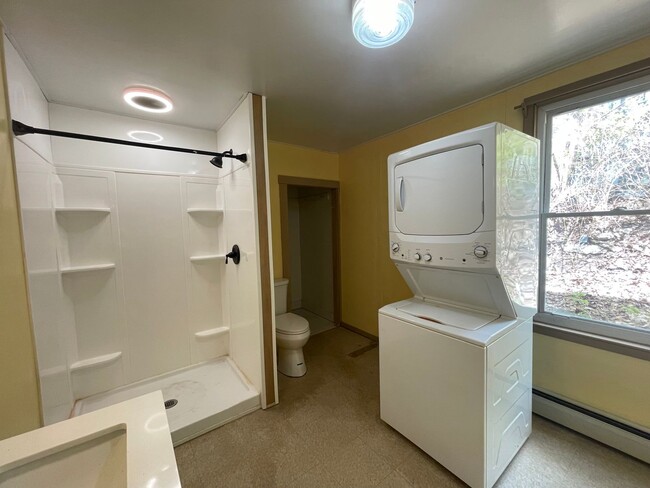 Building Photo - Colorful, eclectic 3-bedroom house in Pitt...