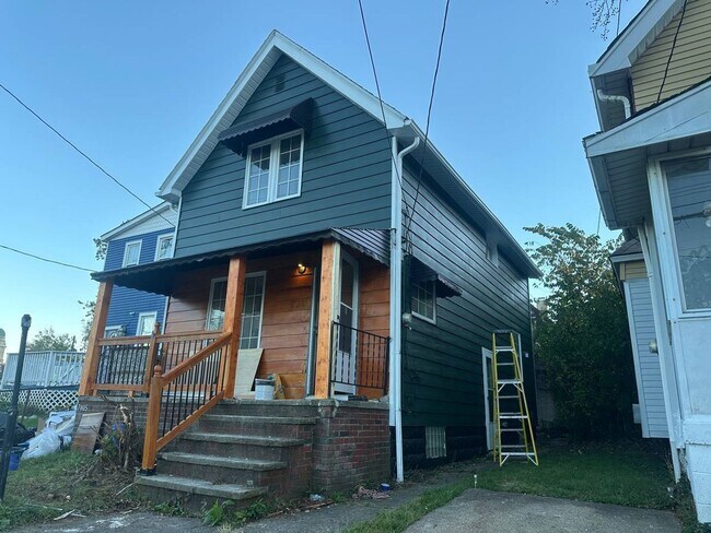 Building Photo - 3 bedroom minutes from Gordon Square and Ohio City