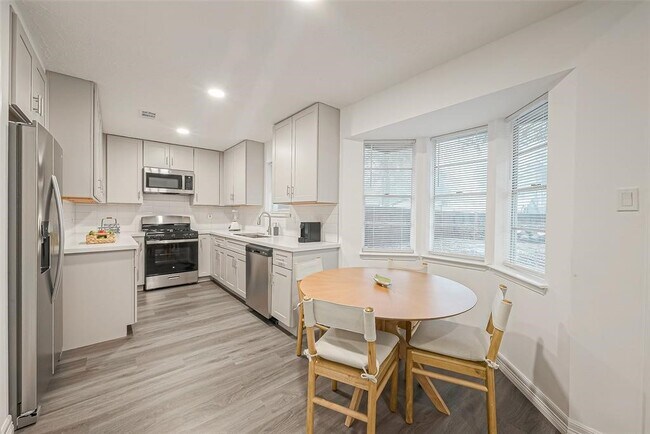 Building Photo - 26415 Hunters Hollow Dr