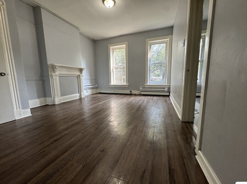 154 Union St 1R - 152 Union St