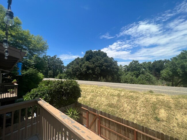 Building Photo - 3 Bed / 2.5 Bath | College Greens Townhome