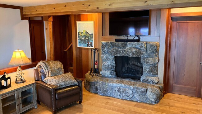 Building Photo - Furnished Lakefront home with amazing Lakeviews