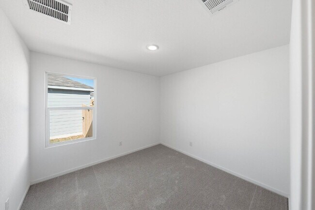 Building Photo - 1 MONTH FREE RENT WITH 18 - 24 MONTH LEASE!!! AVAILABLE THROUGH MAY ONLY! INTERNET INCLUDED!