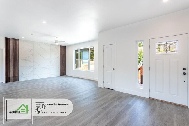 Building Photo - 1140 Redbud Dr