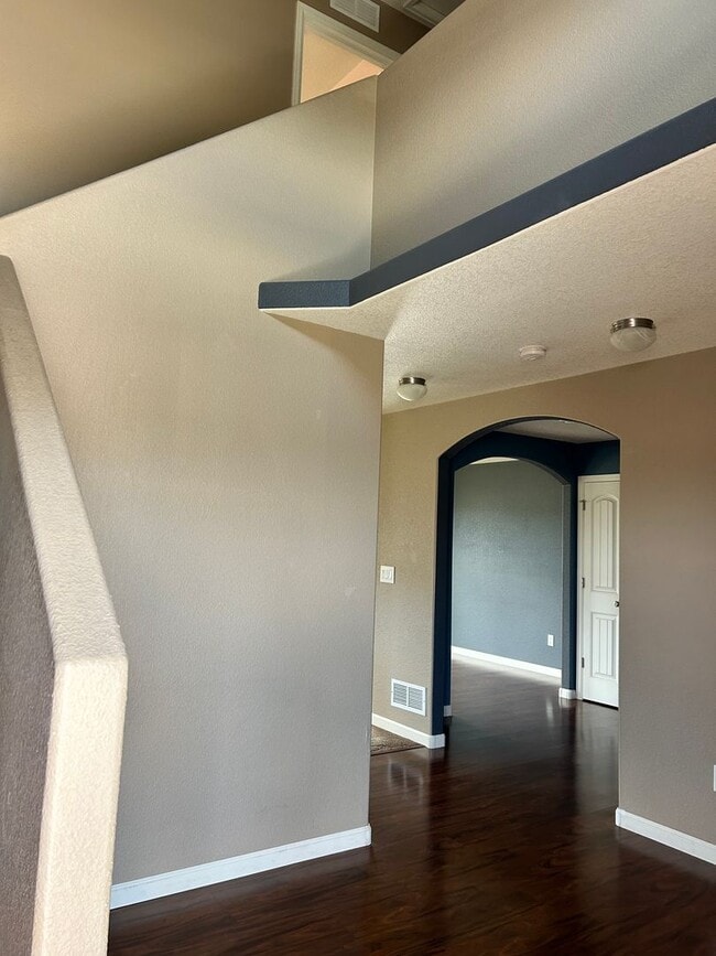 Building Photo - Beautiful 3 bedroom 2 1/2 bath