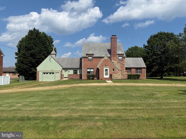 Building Photo - 112 St Marys Ave