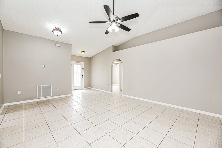 Building Photo - 12607 Reeding Ridge Dr N