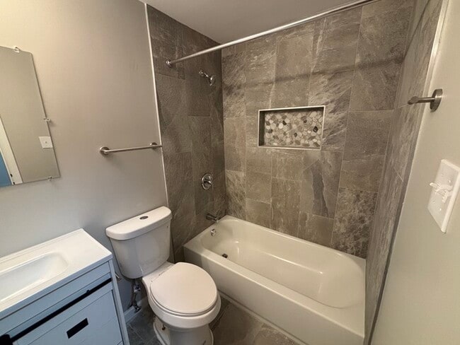 Building Photo - 3 bedrooms 3 bathrooms