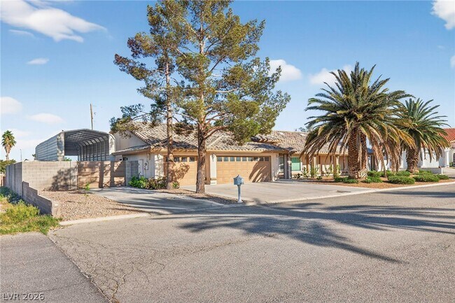 Building Photo - 363 E Robindale Rd