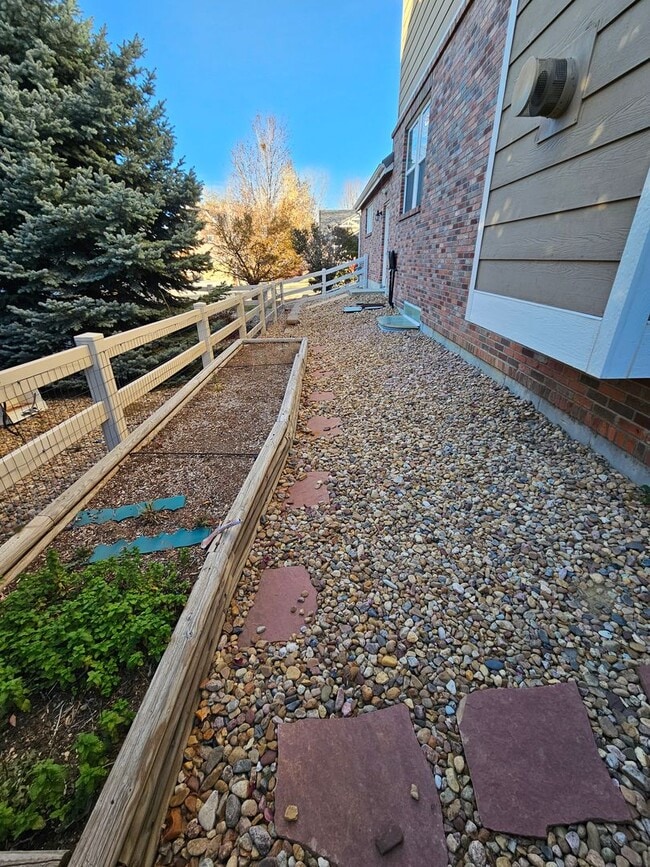 Building Photo - Beautiful and Expansive 4 Bed 3 Bath SFR by Buckley AFB