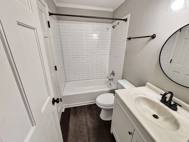 Building Photo - Charming Updated 2BR/2BA Duplex Close To E...