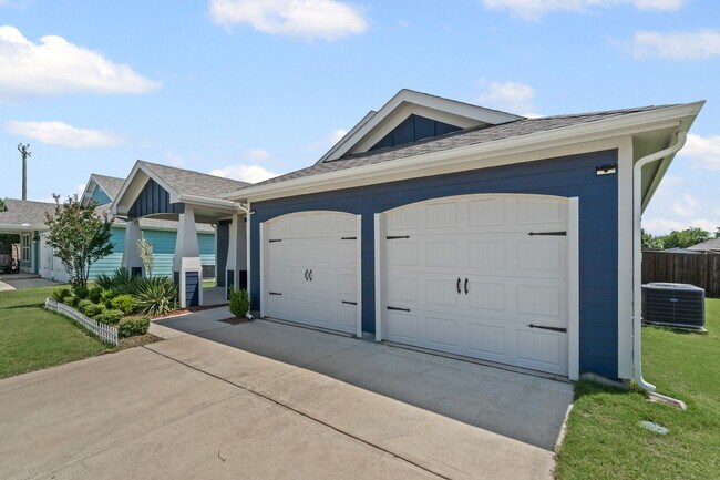 Building Photo - Craftsman in Cleburne