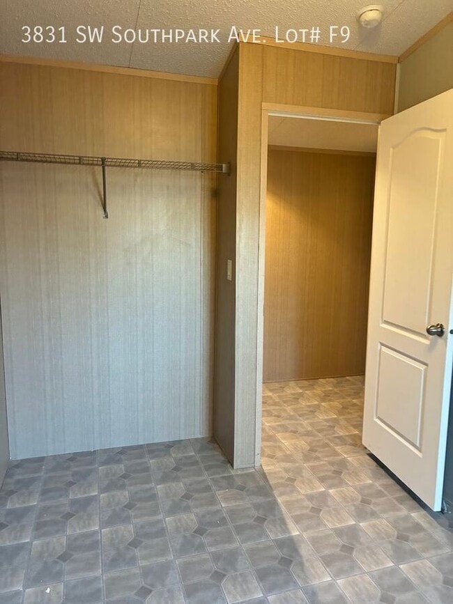 Building Photo - 3831 SW South Park Ave