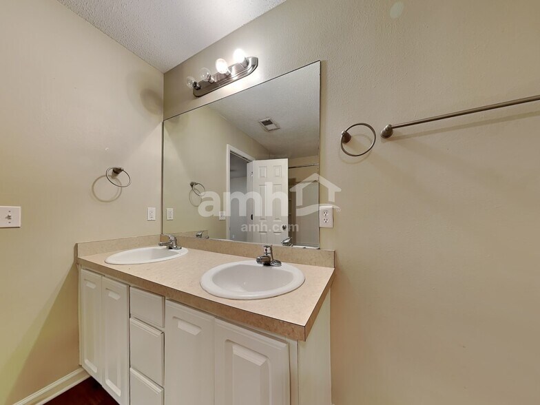 Building Photo - 13 Holly Springs Cir