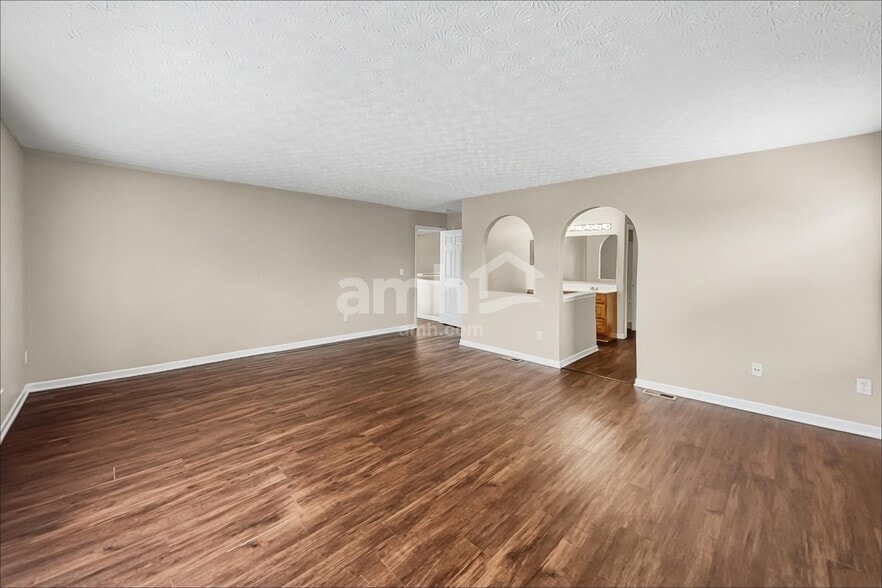 Building Photo - 340 Evergreen Cir