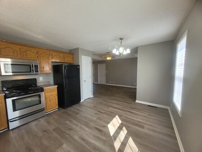 Building Photo - $1550 - 3 Beds 2 Bath Charming Ranch Home