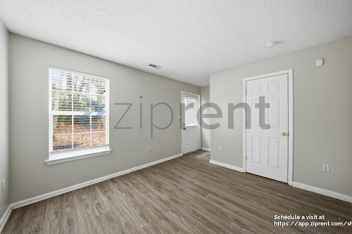 Building Photo - 584 Windsor St SW