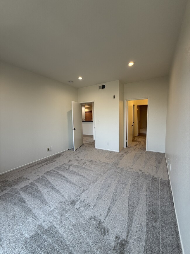 Building Photo - 221 S Oak Knoll Ave
