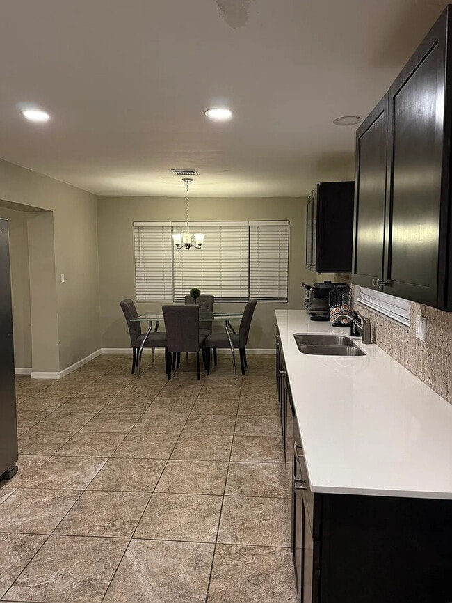 Building Photo - HOUSE FOR RENT