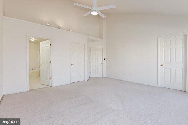 Building Photo - 1984 Crescent Park Dr