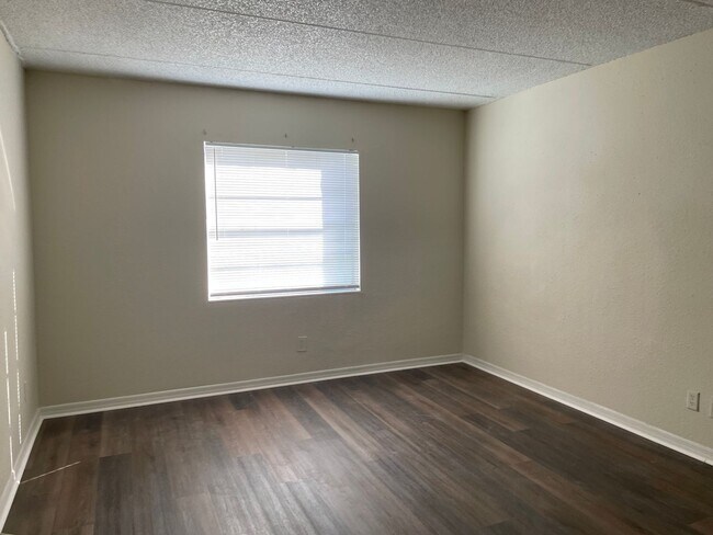Building Photo - 1bed/1bath move-in ready condo $1100/month available December 2025