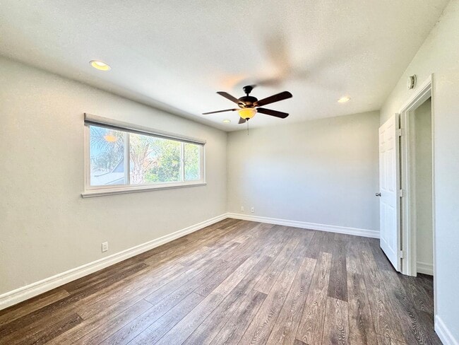 Building Photo - Beautiful 5B/2.5BA Home With Office Locate...