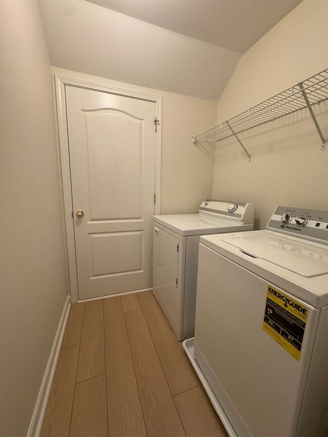 Building Photo - Charming 2-Bedroom with Fresh Updates