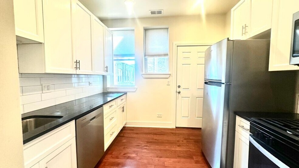 Building Photo - 1145 W Lunt Ave