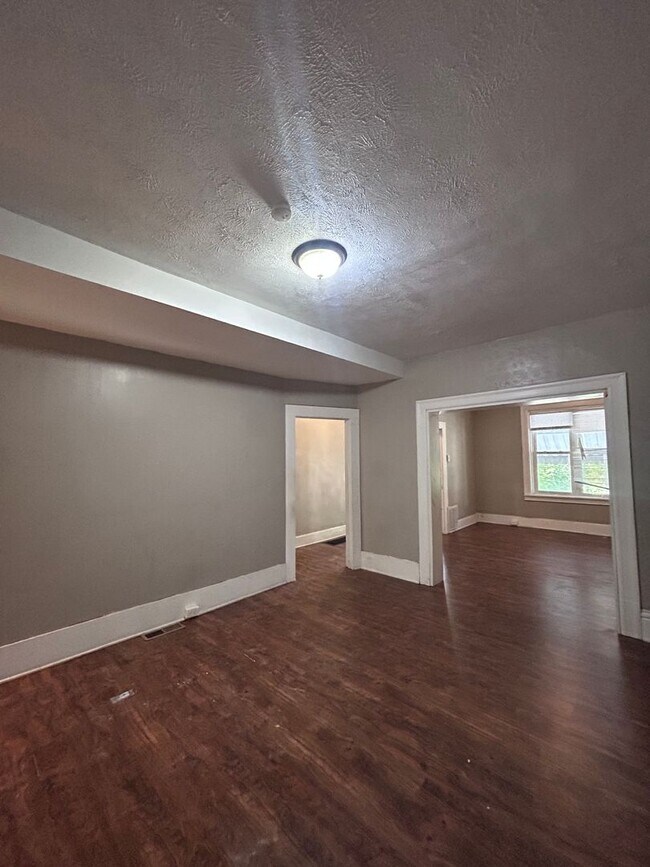Building Photo - 5 Bedroom 1.5 Bath Home| Brighton Heights ...