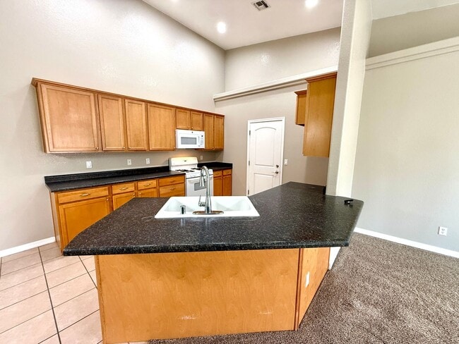 Building Photo - Great 3 Bedroom Duplex near the Kingman Hospital!