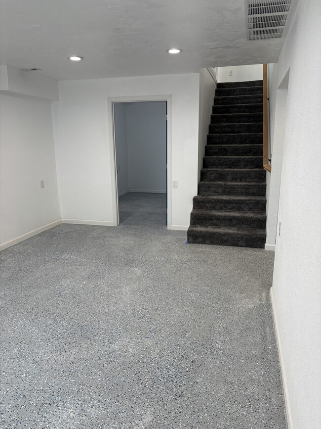 Building Photo - 901 E 800 N