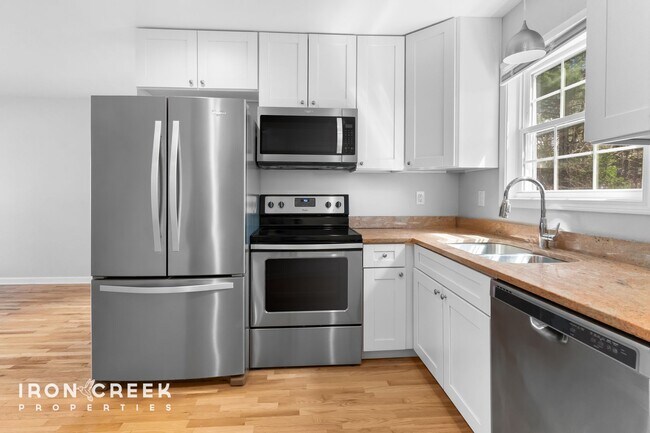 Building Photo - Charming Two-Bedroom Home in Woodfin with ...