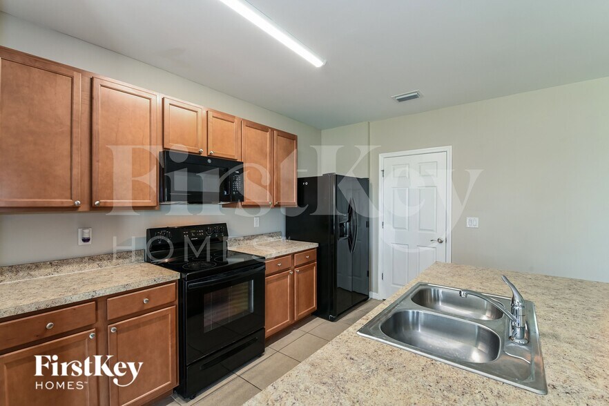 Building Photo - 2702 SW 9th Pl