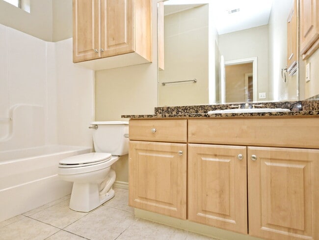 Building Photo - "Spacious 4-Bed, 4-Bath Townhouse Gem in College Station – Perfect for Comfortable Living!"