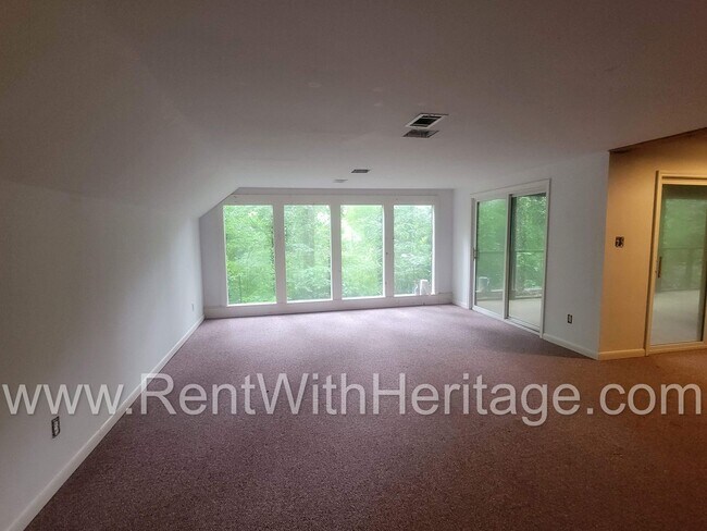 Building Photo - 1050 Flamingo Dr