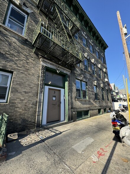 3 Warner Ave 5 - 4 Warner Ave