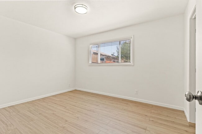 Building Photo - 642 Douglas Ave