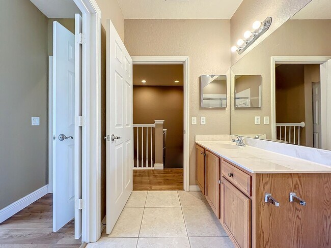 Building Photo - LUXURY 3 Bedroom / 2 Bath Townhome in a ga...