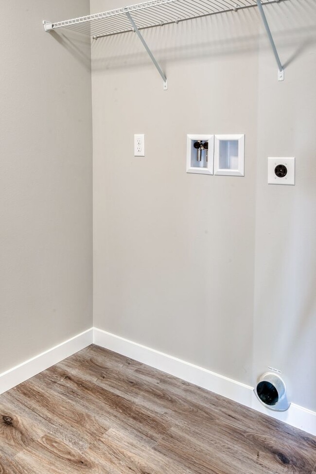 Building Photo - Newly Built 5bd 2.5ba in LSSD